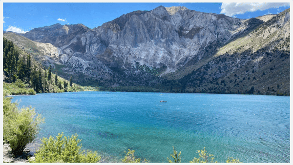 Mammoth Lakes clear sky view and turquoise blue water