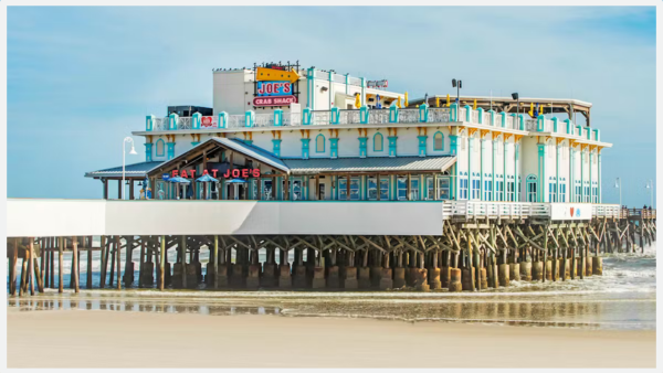 Photo of Joe's Crab Shack restaurant on pier in Daytona Beach