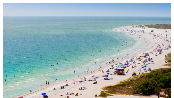 Image of lots of people on Lido Beach in Sarasota