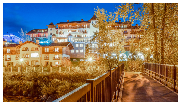 View of a walking bridge in Leavenworth at nighttime