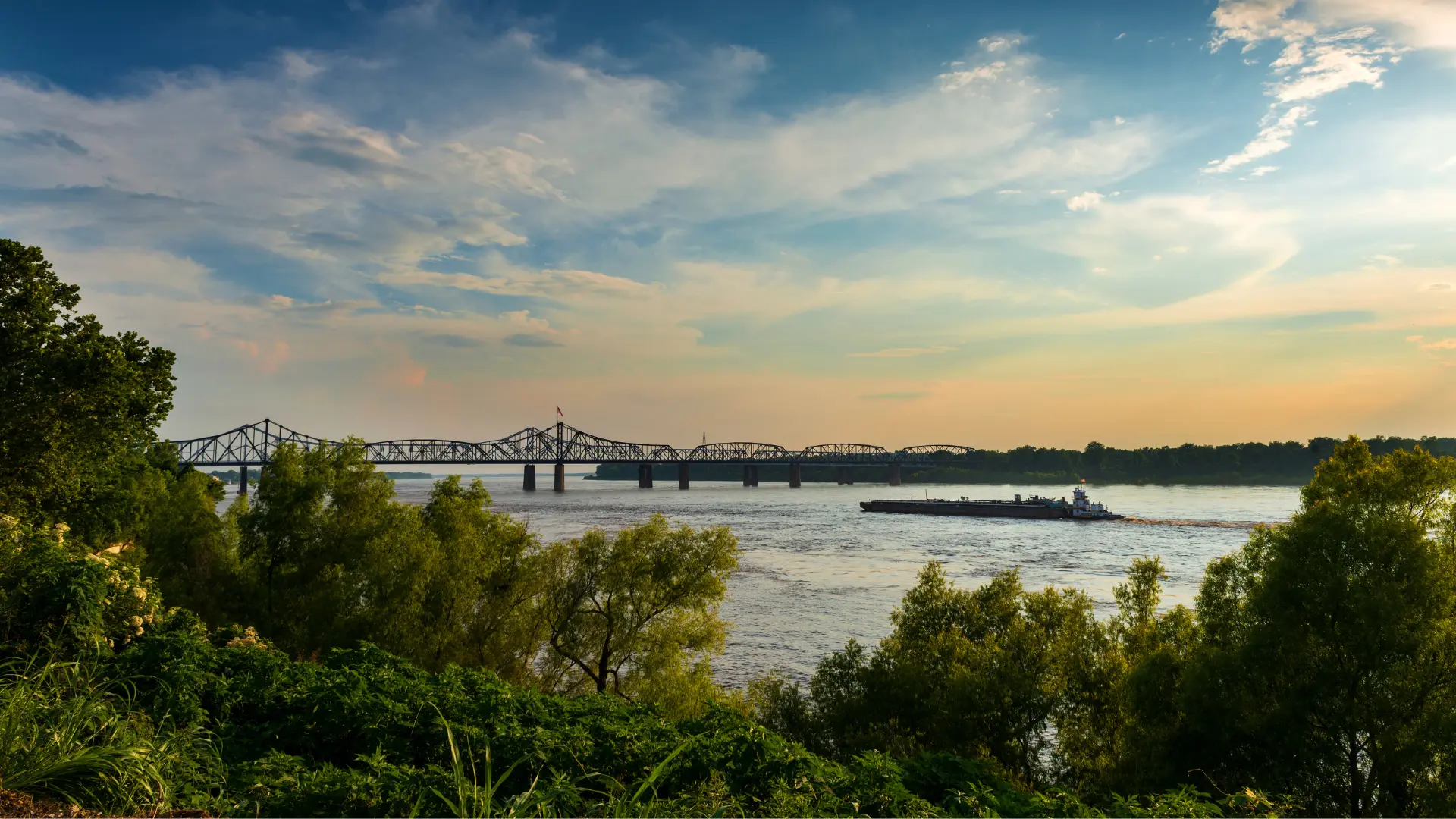 View of the Mississippi River near the Vicksburg Bridge