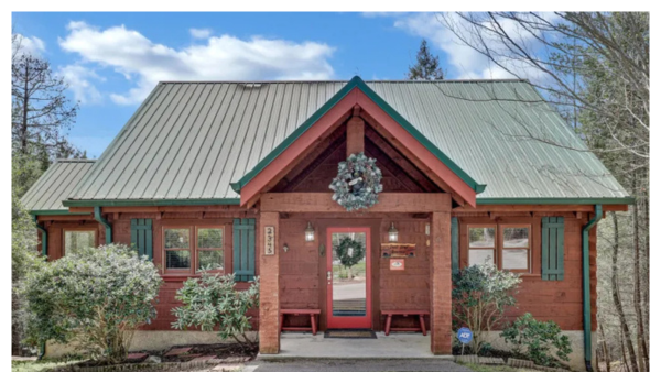 View of the outside of Don’t Stop Bearlivin’ cabin near Pigeon Forge, TN